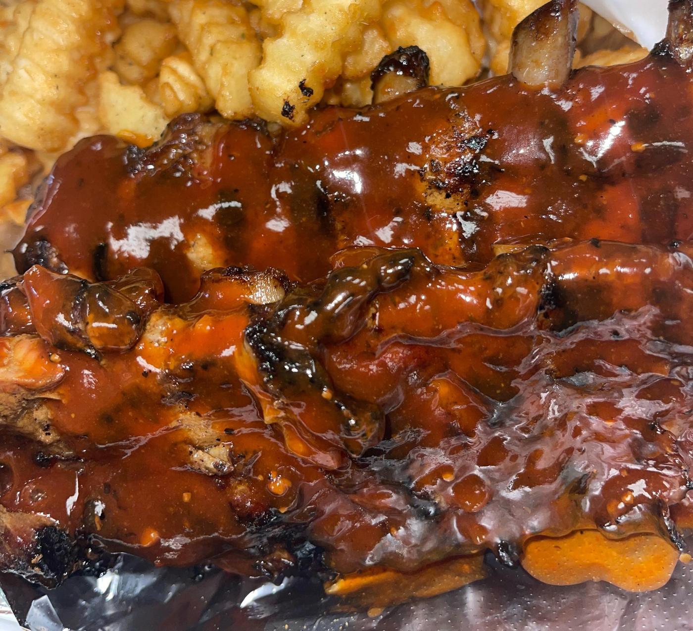 Barbecue ribs with crinkle-cut fries